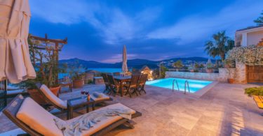 4 conseils pour choisir convenablement les meubles à disposer autour de votre piscine