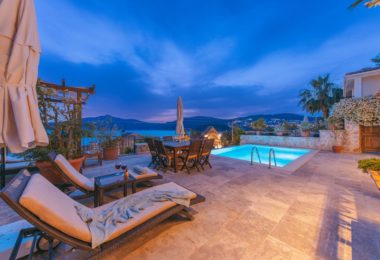 4 conseils pour choisir convenablement les meubles à disposer autour de votre piscine